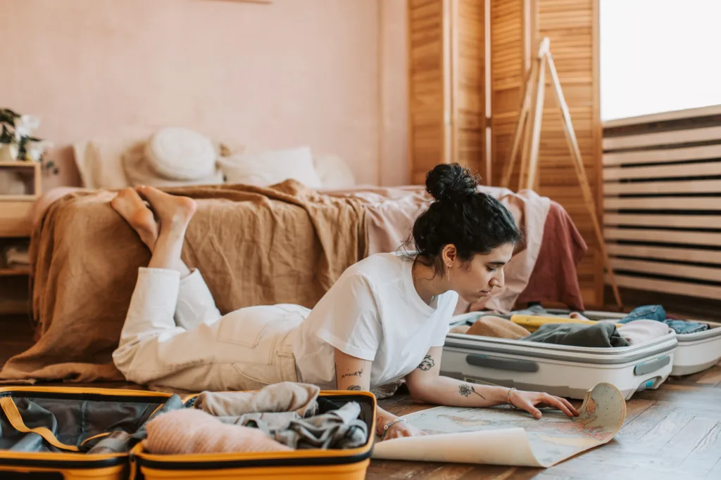 Mujer planeando viaje para irse de crucero